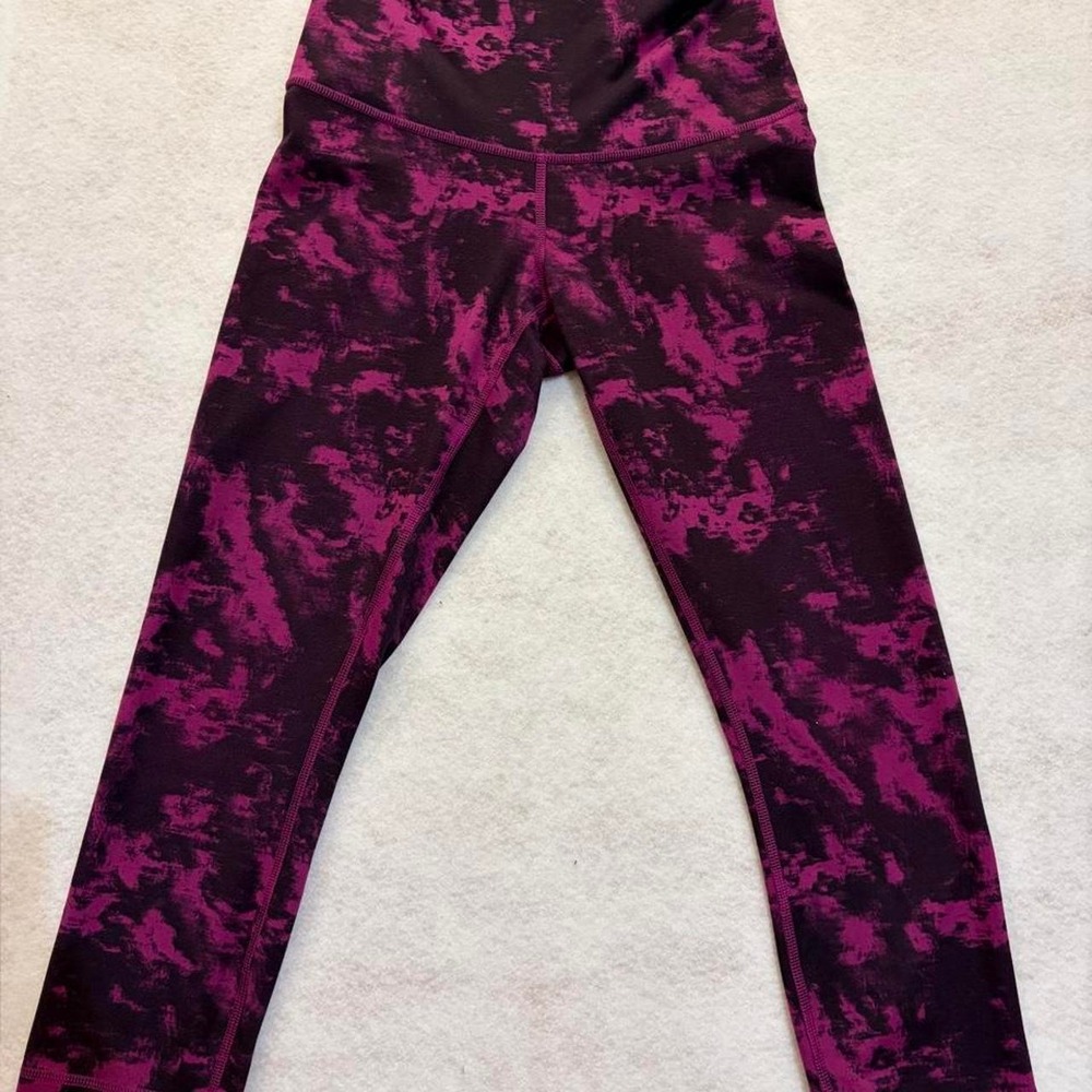 Lululemon Wunder Under Cropped Leggings - Size 6 - Like New Condition